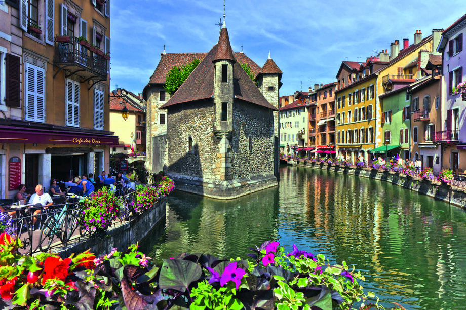 Annecy nazywane jest „alpejską Wenecją”. Najważniejsze atrakcje miasta znajdują się między kanałami Canal du Vassé i Thiou.