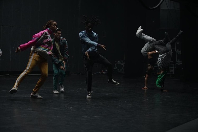 Imponujące widowisko z udziałem zwycięzcy francuskiego „Tańca z gwiazdami” Rayane’a Bensettiego oraz pięknej absolwentki szkoły baletu w Paryżu Alexii Giordano poruszy każdego! Najbardziej roztańczony film wiosny o miłości między hip-hopowcem a baletnicą - w kinach od 17 maja.