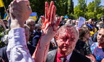 Protest w Warszawie. Rosyjski ambasador oblany "krwią" [WIDEO]