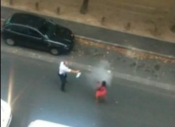 Kompromitacja francuskiej policji. Pałowali leżącą kobietę. WIDEO