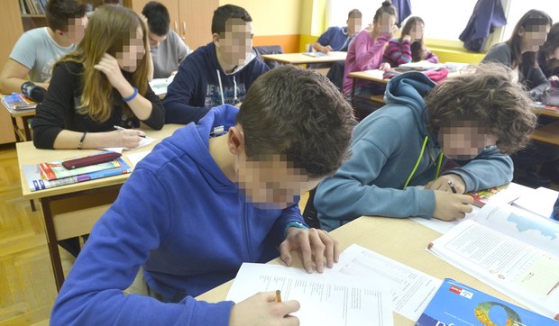 578476_novi-sad-1571-osnovna-skola-kosta-trifkovic-resavanje-testova--foto-nenad-mihajlovic