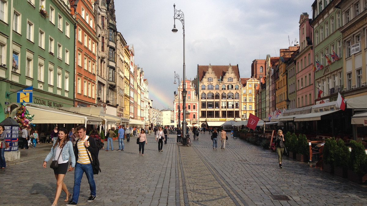 Wrocławski Zarząd Dróg i Utrzymania Miasta szuka firmy, która zajmie się dokończeniem budowy szpilkostrady w Rynku. Poprzedni wykonawca przerwał pracę, gdy stracił płynność finansową.