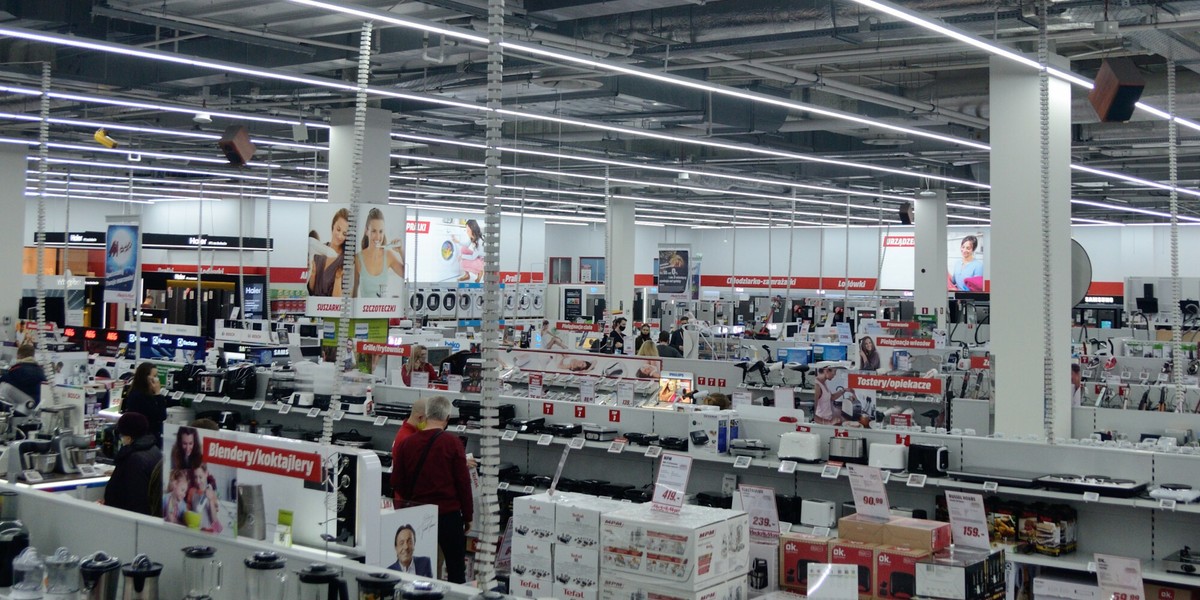 Galeria handlowa, market oferujący sprzęt elektroniczny i AGD.