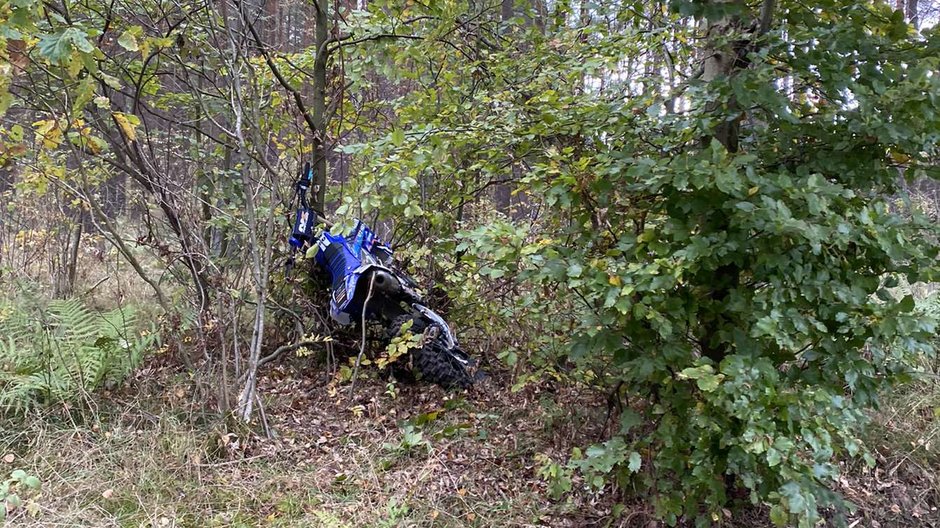 Motocyklista wjechał w drzewo