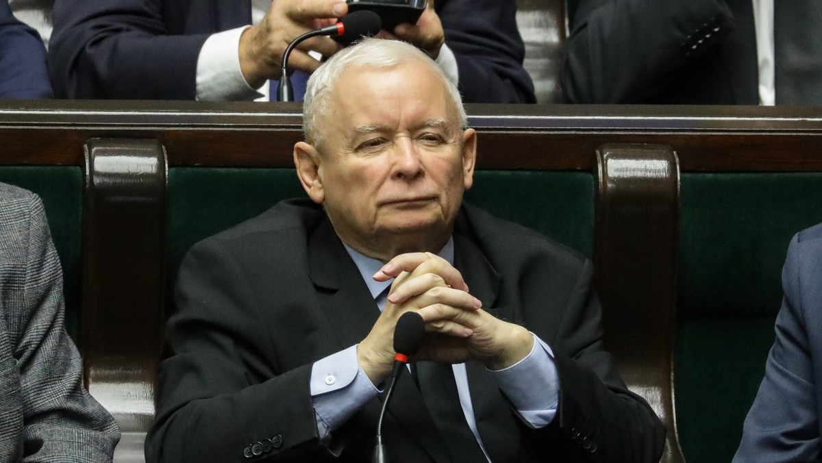Jarosław Kaczyński krytykuje planowane przeniesienie sędziów w Warszawskim Sądzie Okręgowym, wskazując na polityczne motywy [Źródło: Onet]