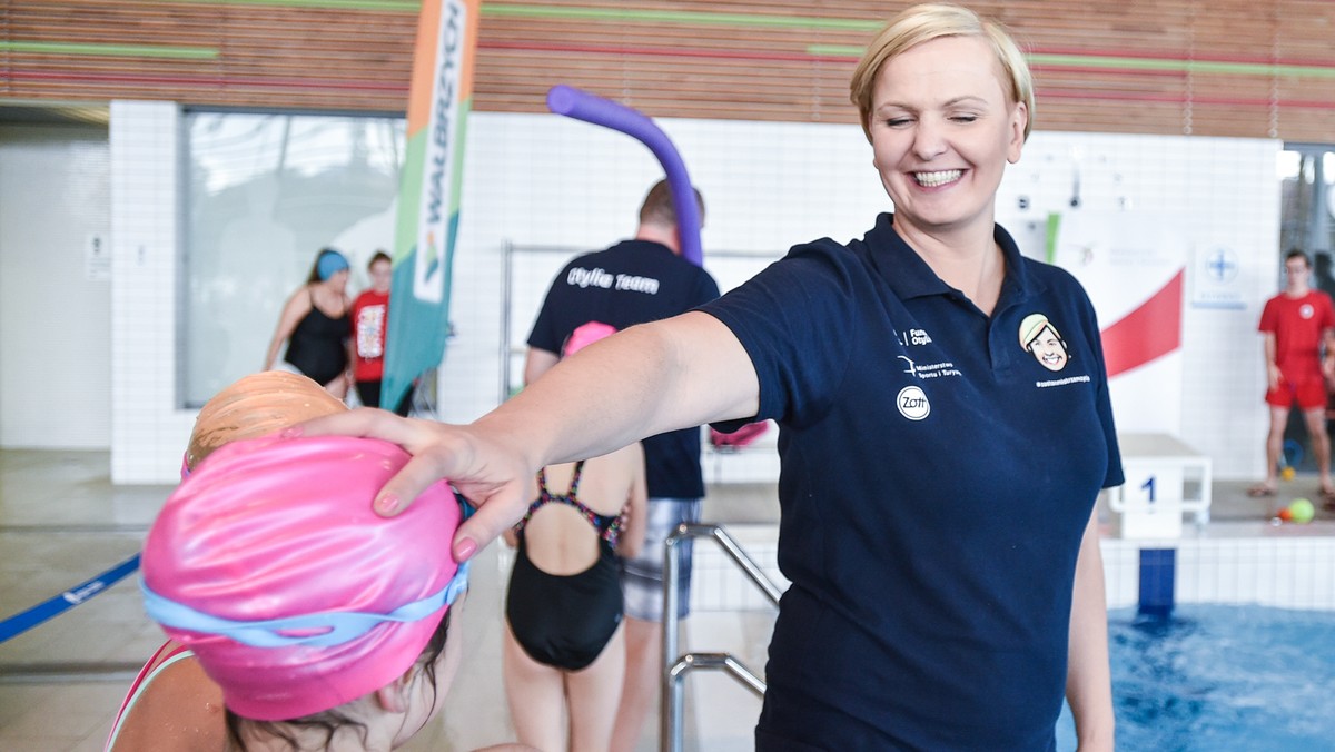 W sobotę 7 października, w Wałbrzychu odbył się trzeci w tym roku Otylia Swim Tour. Tym razem mistrzyni olimpijska Otylia Jędrzejczak wraz z kadrą trenerów poprowadziła zajęcia na pływalni i hali sportowej w kompleksie Aqua Zdrój. W nietypowych lekcjach wzięło udział prawie 100 dzieci w wieku od 9 do 14 roku życia.