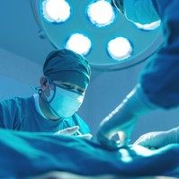 Idős korban mennyire kockázatos az érsebészeti műtét? Az orvos válaszol
