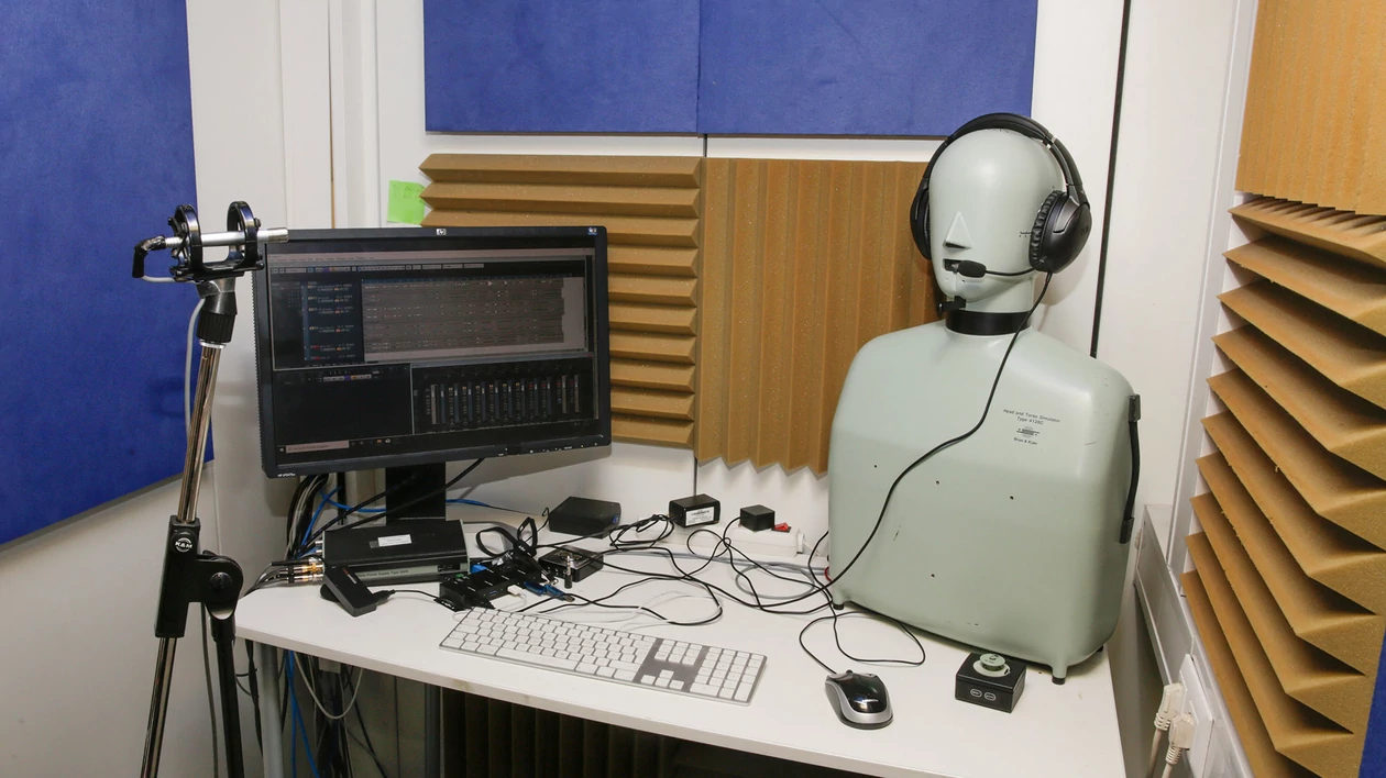 Testy akustyczne odbywają się w dźwiękoszczelnym pomieszczeniu na sztucznej głowie