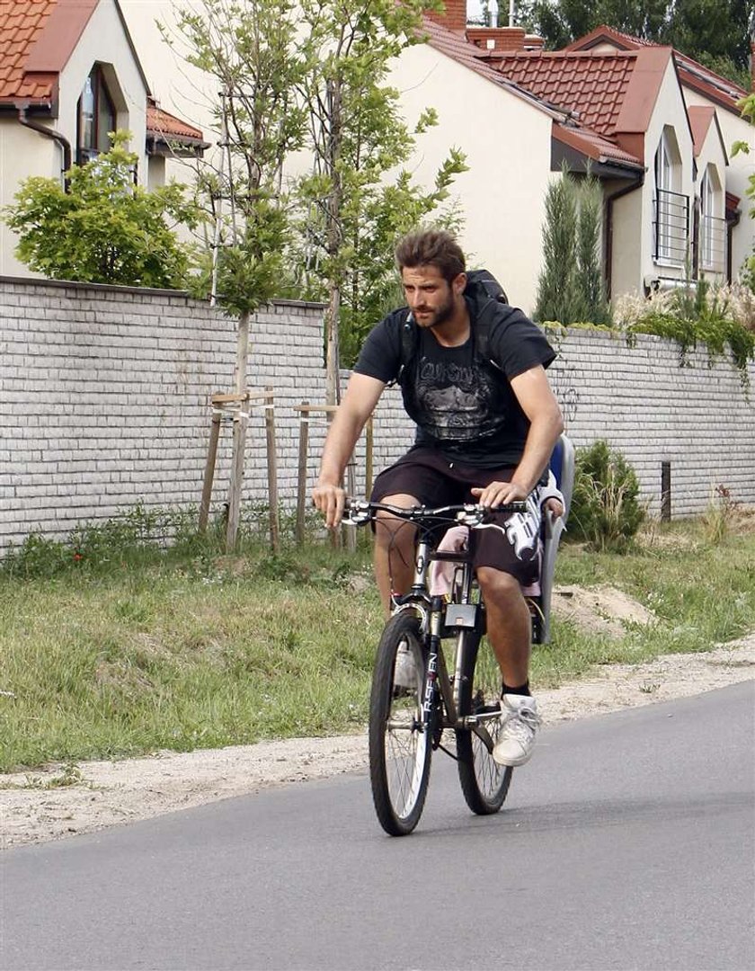 Prezenter telewizyjny wozi córeczkę na rowerze