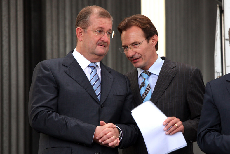 Stary prezes Porsche Wendelin Wiedeking (z lewej) wita nowego prezesa Michaela Machta