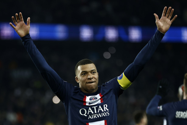 epa10503675 Paris Saint Germain's Kylian Mbappe celebrates scoring the 4-2 goal during the French Ligue 1 soccer match between PSG and FC Nantes, in Paris, France, 04 March 2023. Mbappe became the all time goal scorer for PSG with 201 goals. EPA/YOAN VALAT Dostawca: PAP/EPA.