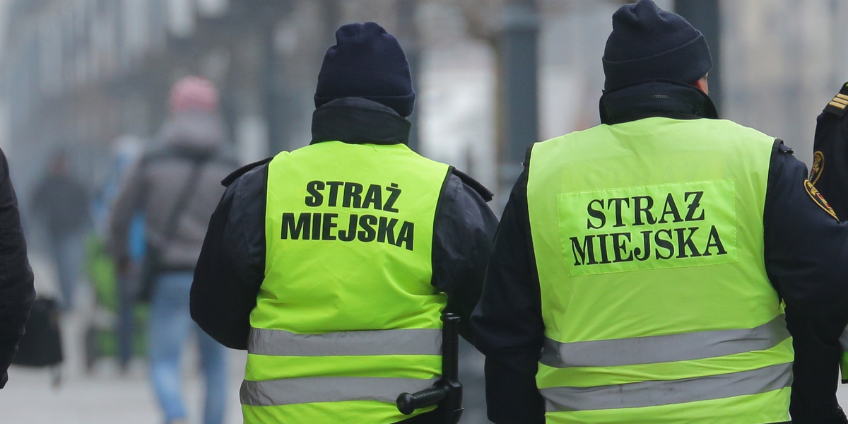 Strażnicy miejscy znaleźli kobietę na chodniku. Zawieźli do izby wytrzeźwień 