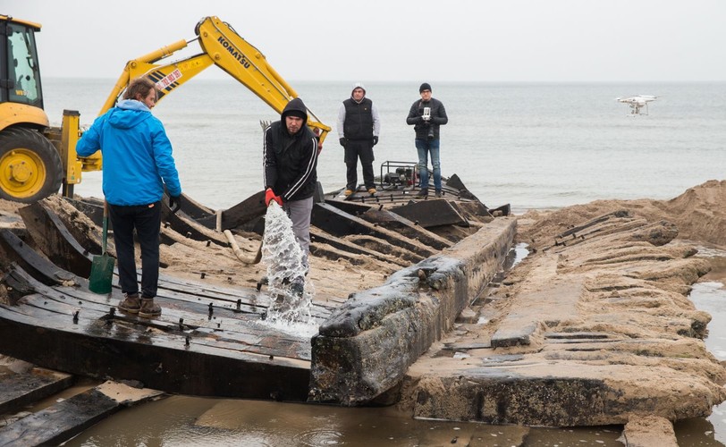 MIĘDZYWODZIE. WRAK XIX-WIECZNEGO STATKU WYCIĄGNIĘTY Z PLAŻY