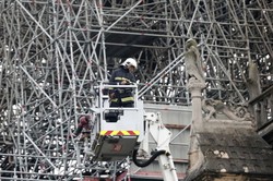 Internetowa nawalanka po pożarze katedry Notre Dame. "Za rok w okolicy na pewno przybędzie nowy meczet"