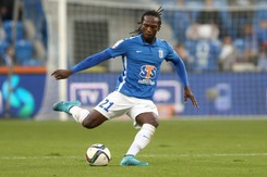 Czarnoskóry piłkarz Lecha broni kibiców. 'Rasizm? Macie zły obraz Polski'. WIDEO