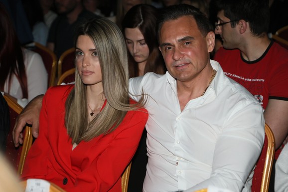 BIVŠI DEČKO JOVANE JEREMIĆ IMA NOVU DEVOJKU! Dragan sa lepom plavušom došao na koncert Vesne Zmijanac: Ona blista u crvenom odelu, a on je grli