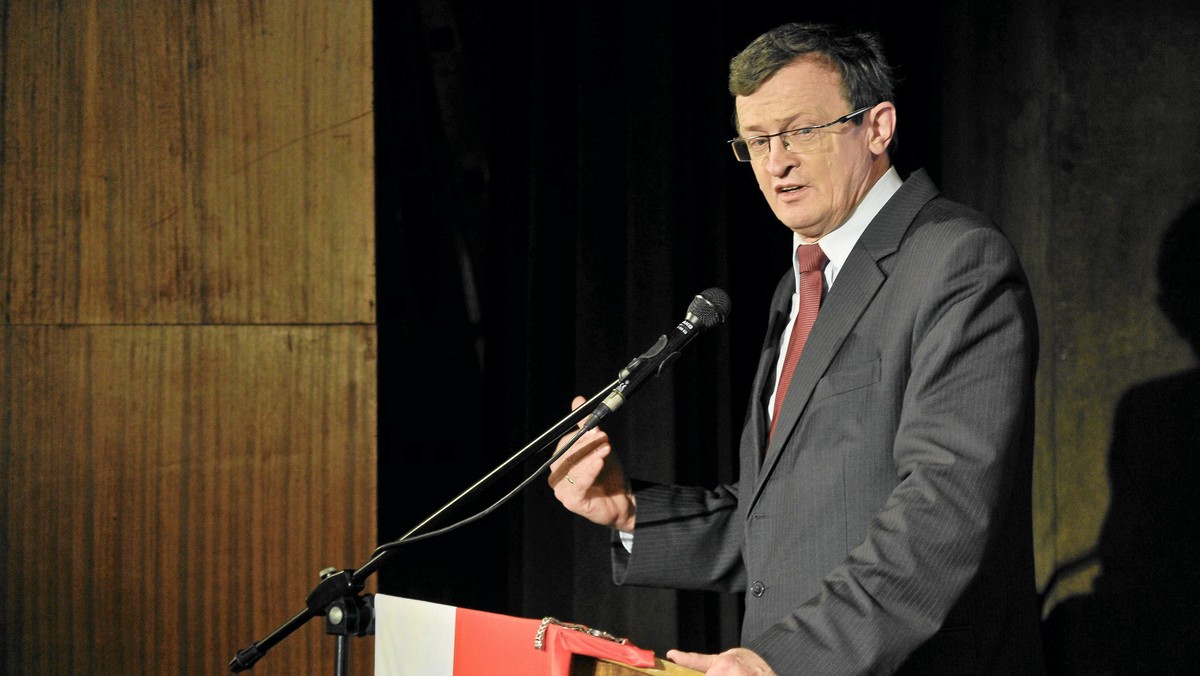 Stan przygotowania Polski do Euro 2012 oceniam negatywnie. Wyżej oceniam wysiłki samorządów, które naprawdę uczyniły wiele dla tej imprezy, zwłaszcza jeżeli chodzi o budowę stadionów i infrastruktury miejskiej. Nie zostały niestety zrealizowane zadania centralne, w tym kluczowe inwestycje drogowe i kolejowe. Jesteśmy skazani na niepokój i obawy "jak to wszystko wypadnie". Pozostaje nam robić co można i wierzyć w "polską gościnność" oraz nowe wzruszające słowa "Koko koko Euro spoko" - zwłaszcza to "spoko" brzmi prawie jak recepta. To że również Niemcy nie zdążą z budową ważnego portu lotniczego, to pociecha niewielka, ale propagandowo "argumencik" całkiem całkiem - powiedział w rozmowie z Onetem Tadeusz Cymański.