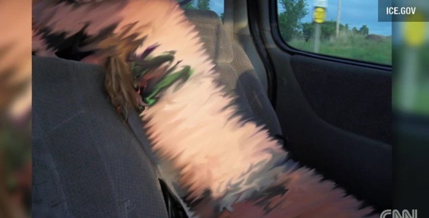 Zamućeni lik devojčice na fotografiji koju je postavio pedofil, sa znakom u uglu