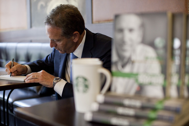Howard Schultz, dyrektor Starbucks Crp., wewnątrz jednej z firmowych kawiarni w Szanghaju, Chiny.