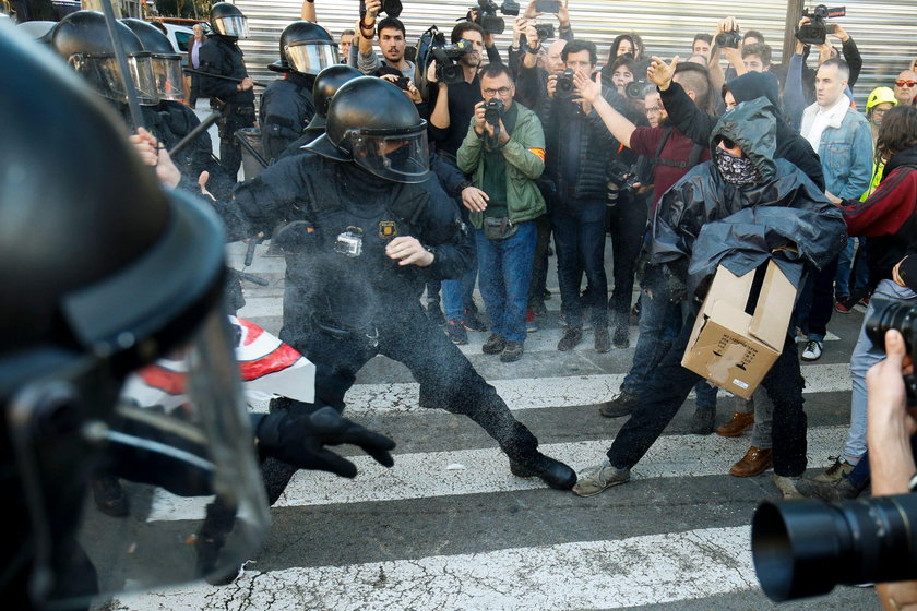 Mossos d'Esquadra police officers and protesters from Committees for the Defence of the Republic (CD