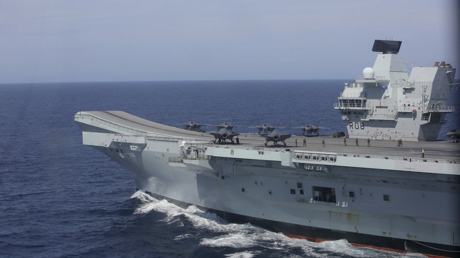 Na lotniskowcu HMS Queen Elizabeth wykryto 100 przypadków COVID-19