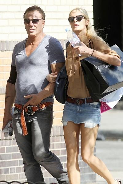 Mickey Rourke z dziewczyną Anastasią Makarenko na ulicy w Los Angeles