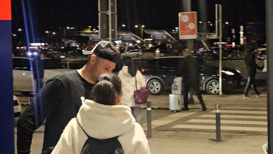Silviju Nedeljković muž sačekao na aerodromu