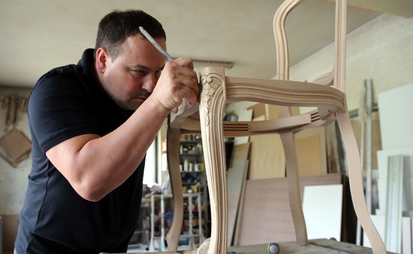 W warsztacie stolarskim Krzysztofa Gaury powstają meble, które będą stanowić wyposażenie apartamentu papieskiego podczas Światowych Dni Młodzieży