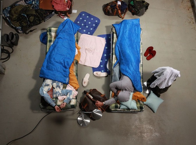 Po zakończonym dniu pracy zostają na miejscu i spędzają tam noc, by kolejny dzień zacząć o świcie, tak jak każdy szanujący się pracownik tego zakładu…