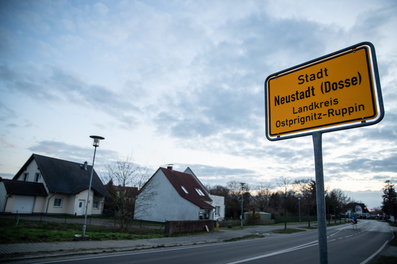 Opustoszałe ulice w Neustadt. Po zdiagnozowaniu u kobiety wirusa aż pięć tys. mieszkańców podlega domowej kwarantannie