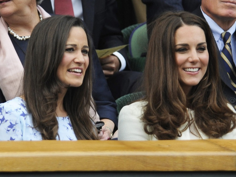 Obie panie oglądały finałowy mecz mężczyzn z królewskiej loży na trybunach Wimbledonu