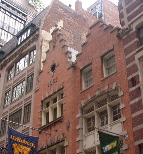 Kamienice na Manhattanie, zbudowane w stylu holenderskiego odrodzenia kolonialnego, przywołującej Nowy Amsterdam