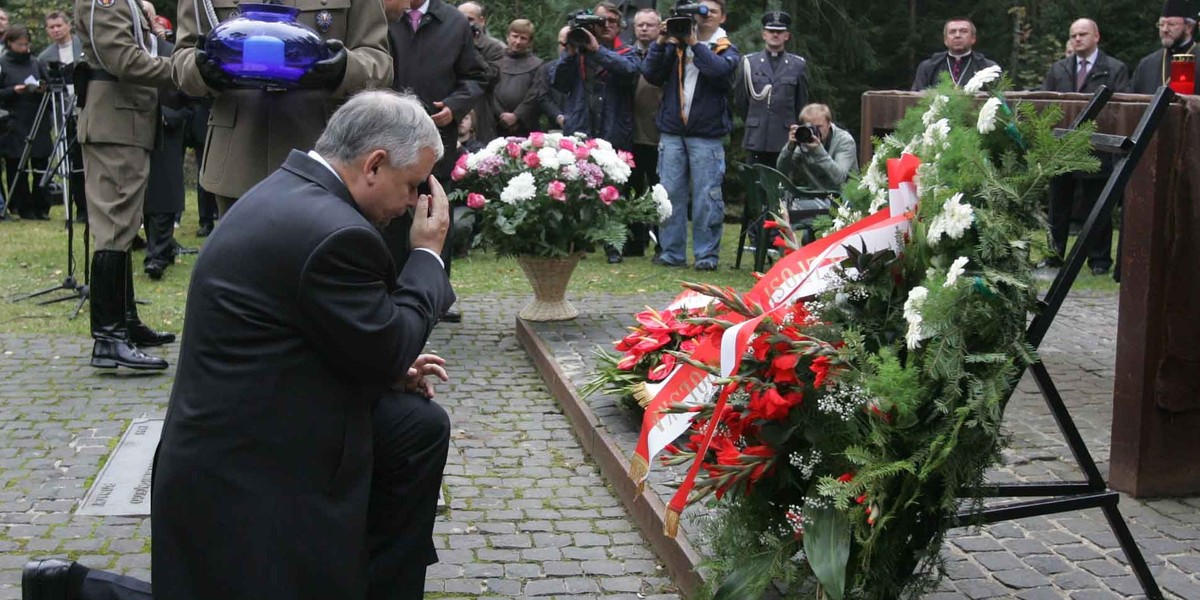 Lech Kaczyński w Katyniu w 2007 r.