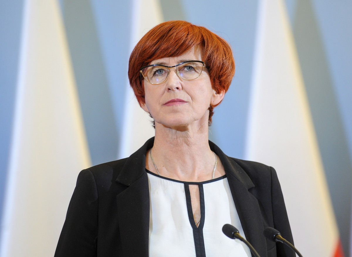 Ministerstwo Rodziny, Pracy i Polityki Społecznej – Elżbieta Rafalska Resort powinien wyciągnąć wnioski z działania programu 500+ oraz przeglądu emerytalnego. Ważne będzie też wprowadzenie obniżonego wieku emerytalnego oraz przygotowanie ustawy likwidującej OFE w dotychczasowym kształcie i przekazującej 25 proc. aktywów funduszu do FRD, a resztę na konta ubezpieczonych w III filarze. Oprócz zmian w OFE przyjęty przez rząd przegląd emerytalny zawiera kilka wniosków, które resort musi na poważnie rozważyć, np. oskładkowanie umów o dzieło i likwidacja groszowych emerytur. Resort ma także przeprowadzić przegląd programu 500+. Dlatego możemy spodziewać się propozycji korekt w polityce rodzinnej i społecznej. Kotwicą jest program 500+ i tu raczej zmian nie będzie, ale niewykluczone, że zostanie przygotowany projekt korekt w innych formach wsparcia rodzin, tak by te pieniądze wydawane były bardziej skutecznie.