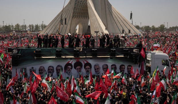 Veliki broj Iranaca je izašao na ulice Teherana da se oprosti od ubijenog vrhovnog vođe Alija Hamneija | Foto: Reuters