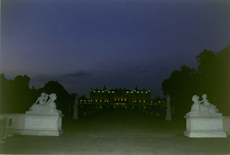 Pałac Branickich w Białymstoku nocą od strony paradnego ogrodu