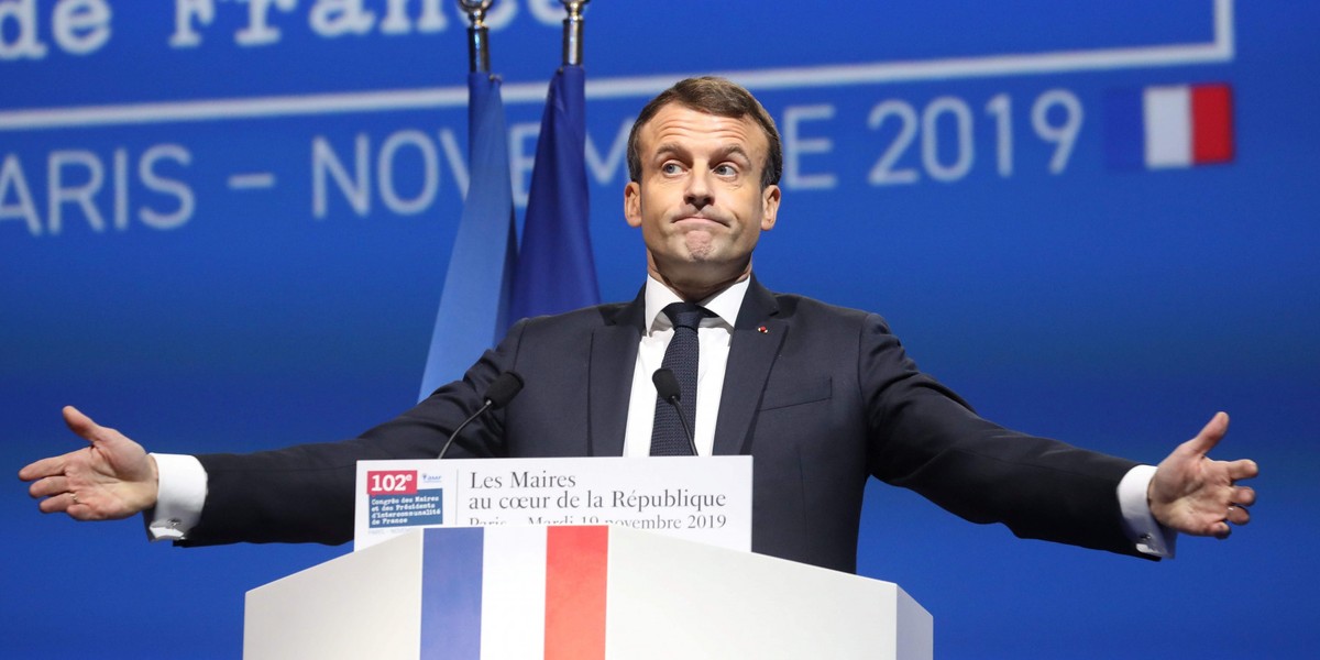 Prezydent Francji Emmanuel Macron chce m.in. podniesienia wieku emerytalnego. Związki zawodowe się temu sprzeciwiają i mają zamiar rozpocząć 5 grudnia strajk generalny