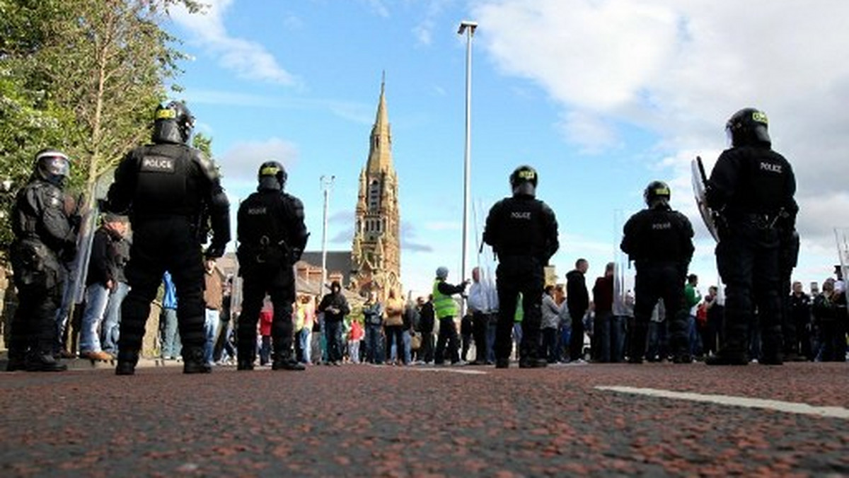 Dziewięciu policjantów zostało rannych wieczorem w Irlandii Północnej, gdy próbowali rozdzielić walczących ze sobą na ulicach Belfastu katolików i protestantów. Policja użyła gumowych kul i armatek wodnych po tym, jak tłum obrzucał funkcjonariuszy kamieniami i koktajlami Mołotowa.