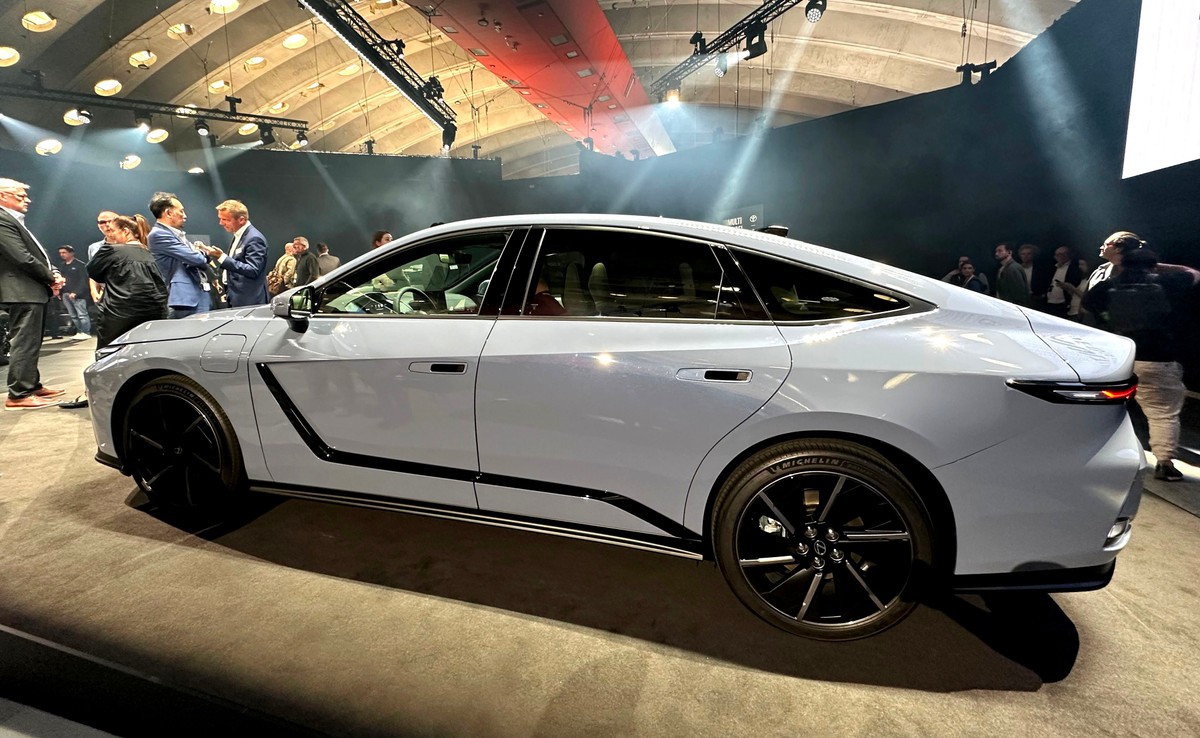 Nowy Lexus ES z silnikiem hybrydowym 6. generacji będzie największym hitem w Polsce