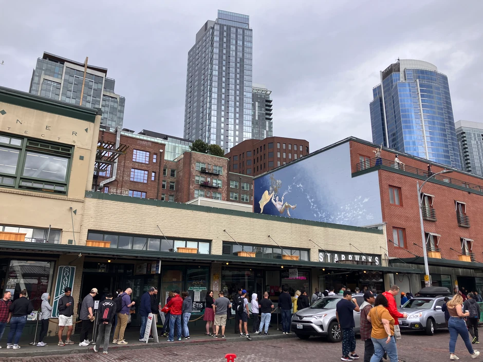 Redovi su normalna pojava ispred prvog Starbaksa