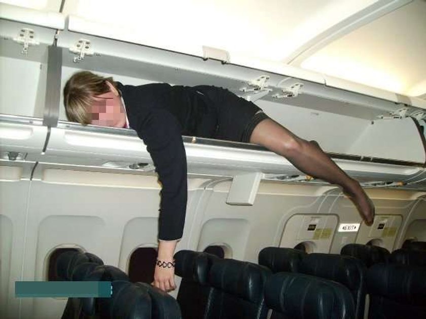 Stewardessy robią striptiz! FOTO