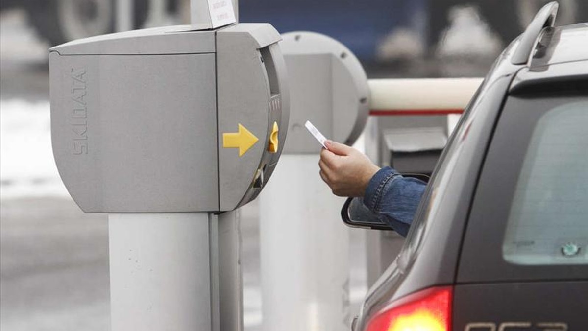 Jedziesz na lotnisko w Katowicach, przygotuj się na spore wydatki. Zmieniły się opłaty parkingowe. Musisz płacić 5 zł za sam wjazd, mimo, że nie zamierzasz parkować tylko kogoś podwozisz. Przekroczysz godzinę -twój rachunek za parking wzrośnie do 14 zł.