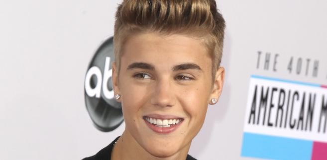 <b>1. Justin Bieber - ma 20 lat i zarabia 18 milionów dolarów rocznie</b><br>Karierę rozpoczął w wieku 14 lat od nakręcenia amatorskiego filmu z wykonaniem piosenki Chrisa Browna. 
<br>Dziś zyski czerpie nie tylko z muzyki, ale także z linii własnych perfum i licznych występów reklamowych.