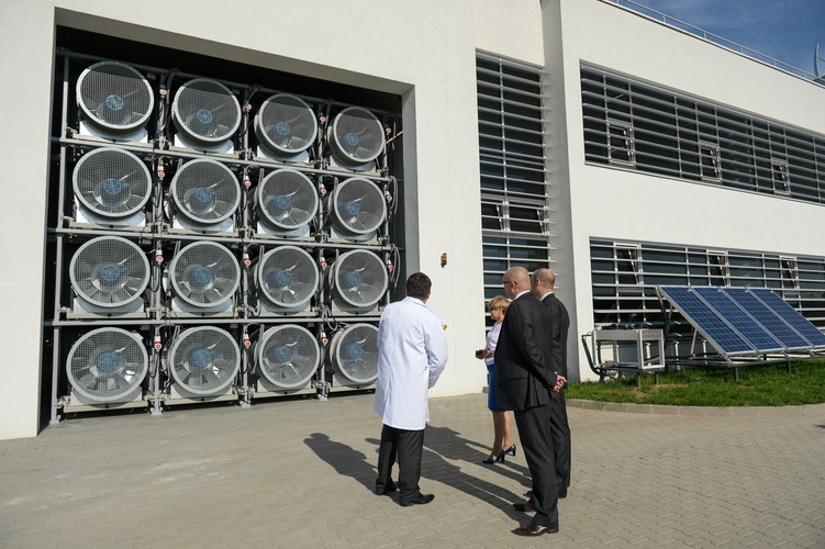 W nowym zakładzie naukowcy będą prowadzić prace badawcze nad technologiami pozyskiwania energii ze źródeł odnawialnych, technologiami magazynowania energii i sposobami jej przesyłania oraz nad technikami zarządzania energią dzięki technikom informatycznym. <br><br> (mr) PAP/Marcin Obara