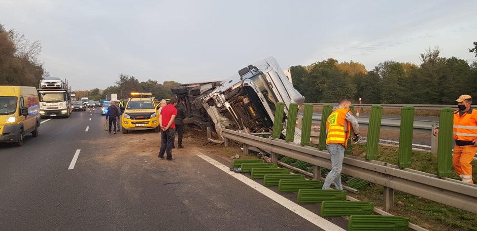 Ciężarówka zablokowała dwa pasy na drodze S3