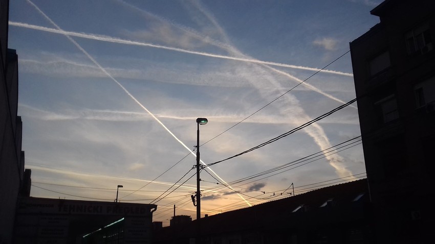 "Paukova mreža", nebo iznad Dorćola, kemtrejls