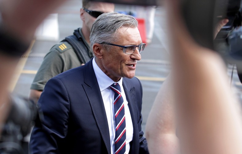 Elegancja Francja. Kadrowicze Nawałki 'pod krawatem' polecieli na ME