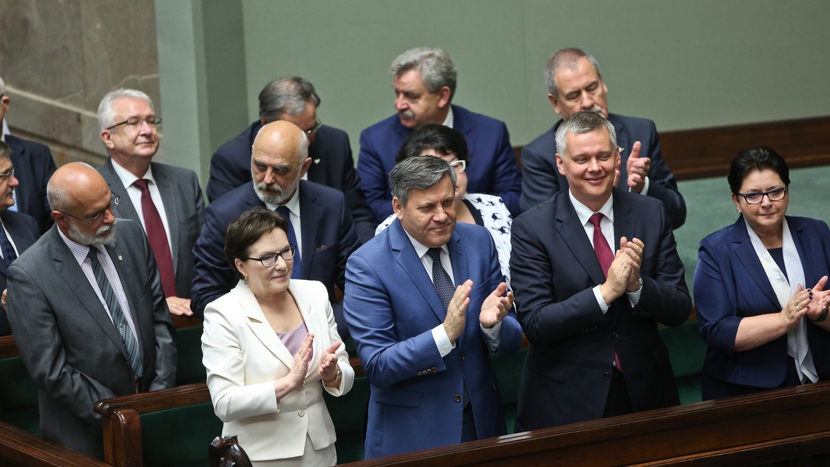 Małgorzata Kidawa-Błońska ma być jedynką listy pod Warszawą, Rafał Trzaskowski - w Krakowie, Tomasz Siemoniak - w Wałbrzychu, a Grzegorz Schetyna - w Kielcach - wynika z nieoficjalnych informacji Polskiej Agencji Prasowej ze źródeł w PO. Jutro zarząd partii ma kontynuować prace nad listami Platformy.