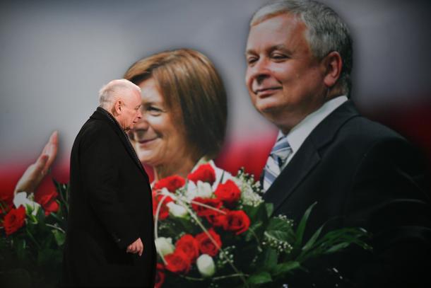 Obchody 13. rocznicy katastrofy smoleńskiej. Jarosław Kaczyński przed Pałacem Prezydenckim