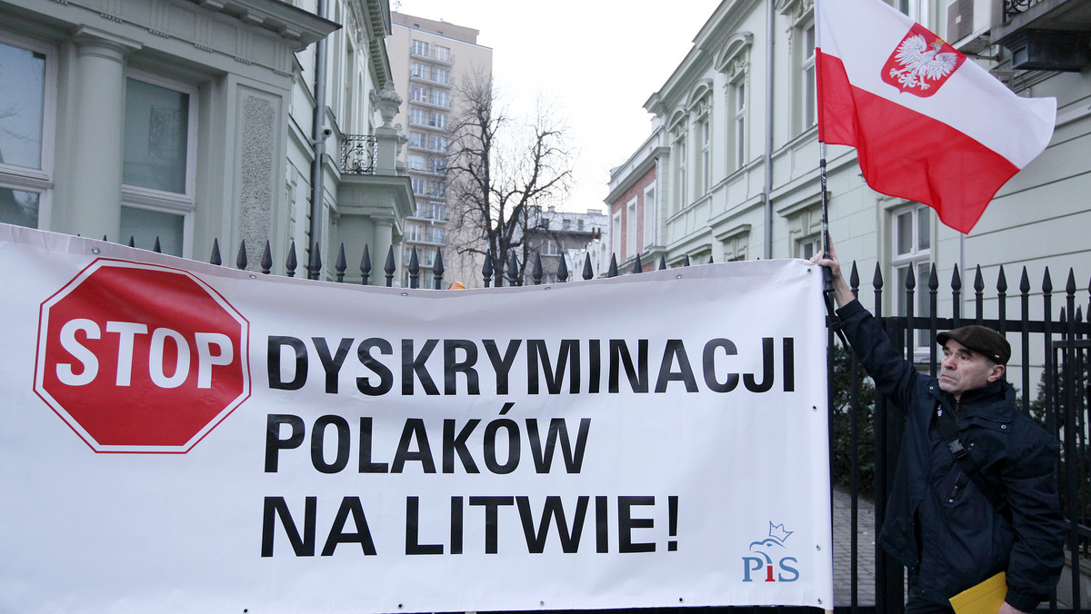 Około 20 osób protestowało w Warszawie przed ambasadą Litwy przeciw narastającej - ich zdaniem - dyskryminacji Polaków na Litwie. Według demonstrujących, władze Litwy nie przestrzegają zapisów polsko-litewskiego traktatu, dotyczących przestrzegania praw mniejszości.
